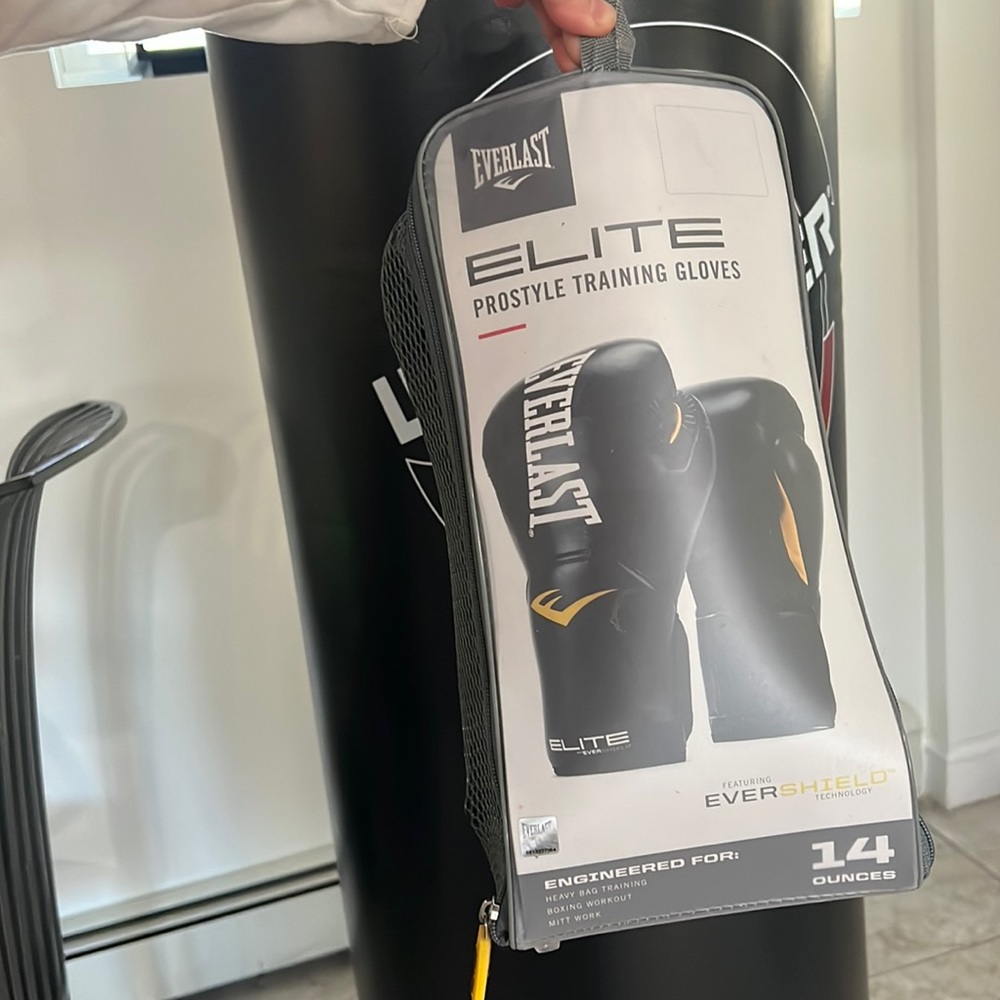 Everlast’s Elite Hook & Loop Training Gloves - image 1